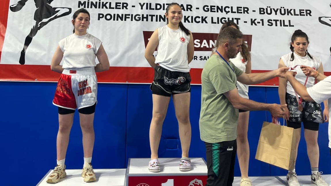 Kick Box Şamiyonasında 1.'lik Okulumuzun